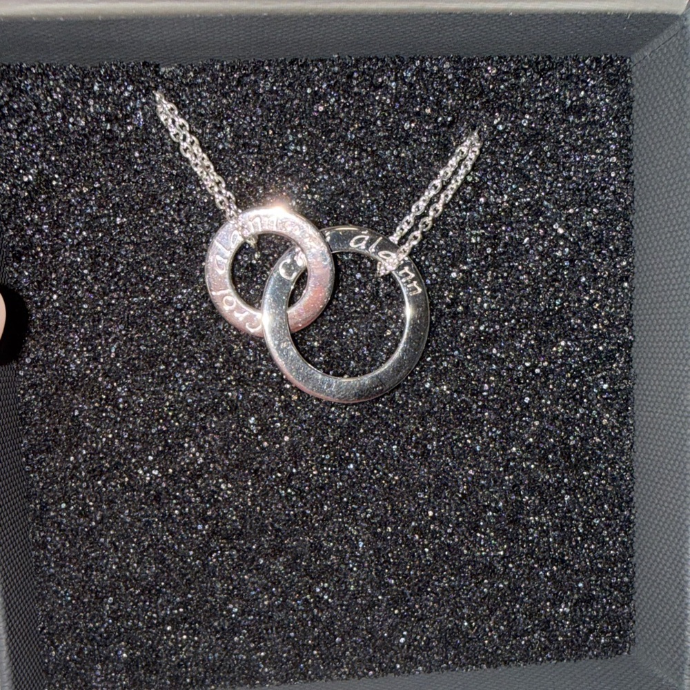 Enibas - Chic Silver Interlocking Necklace
